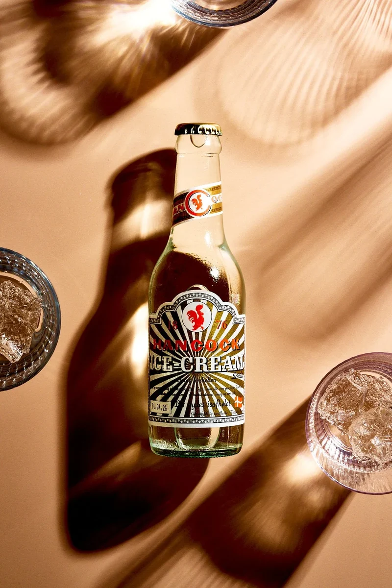 Bierflasche im warmen Licht mit Schatten