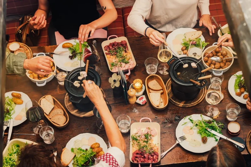 Gesellige Fondue-Runde im Almstadl