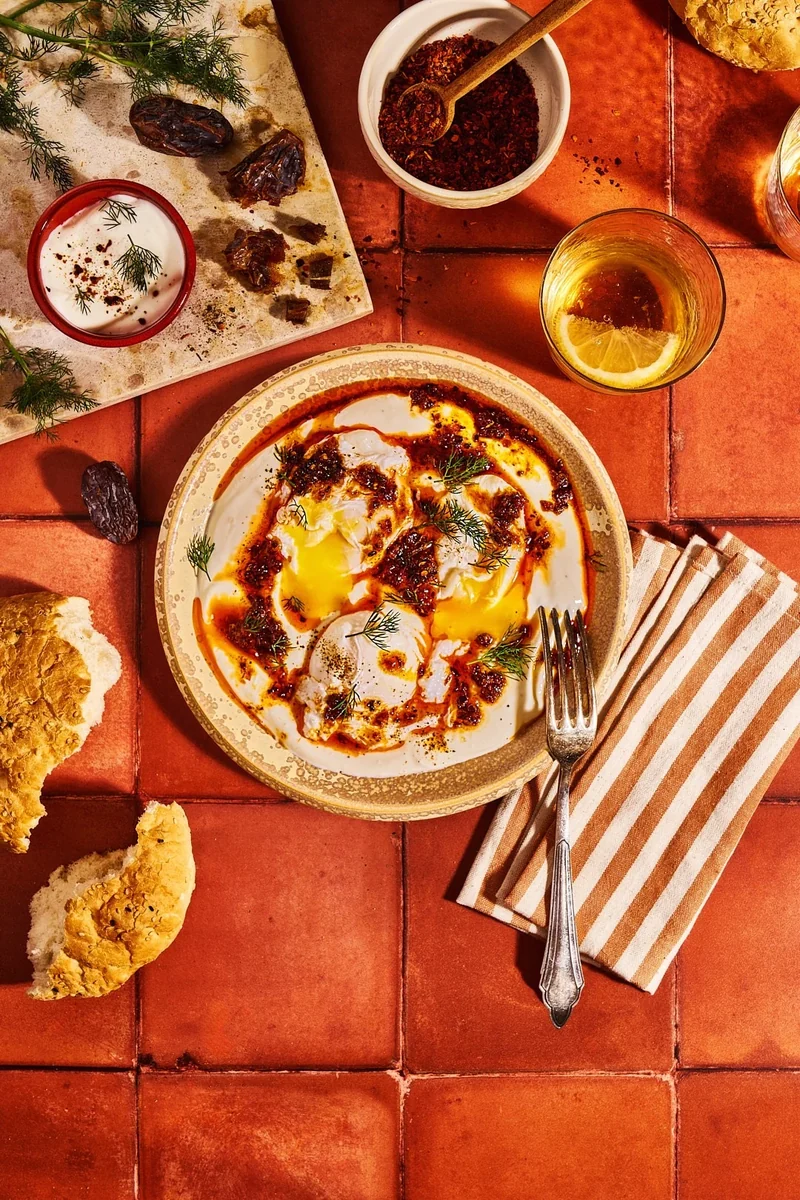 Türkische Eier mit scharfer Dattelbutter