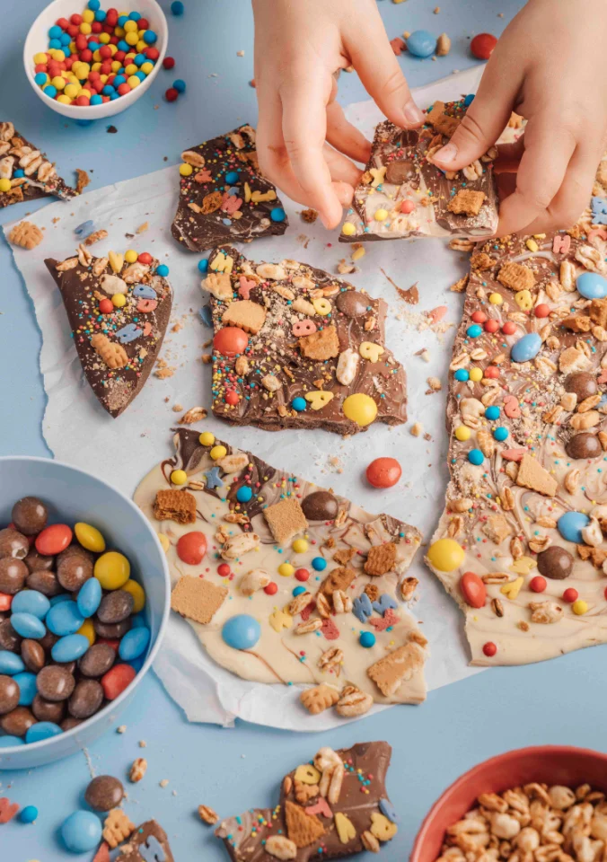 Schokoladen-Bruchstücke mit bunten Schokolinsen