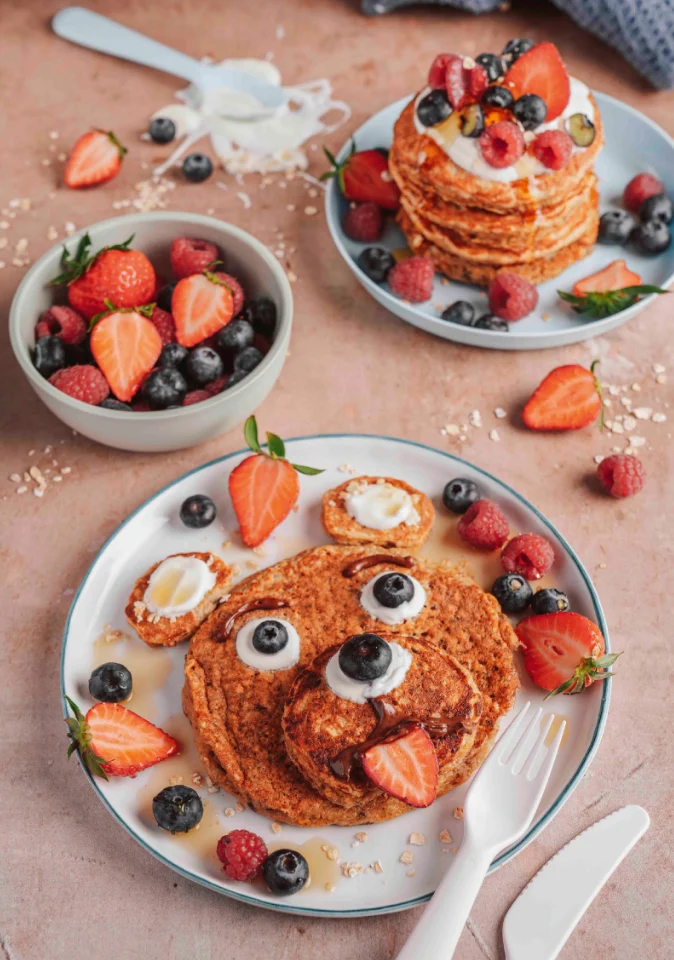 Pfannkuchen-Bär mit Erdbeeren und Blaubeeren