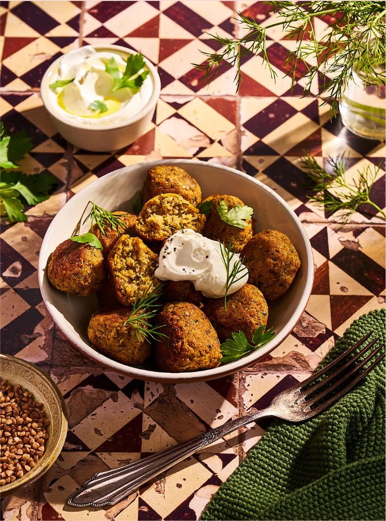 Frittierte Bällchen mit Schmand auf gemusterten Fliesen