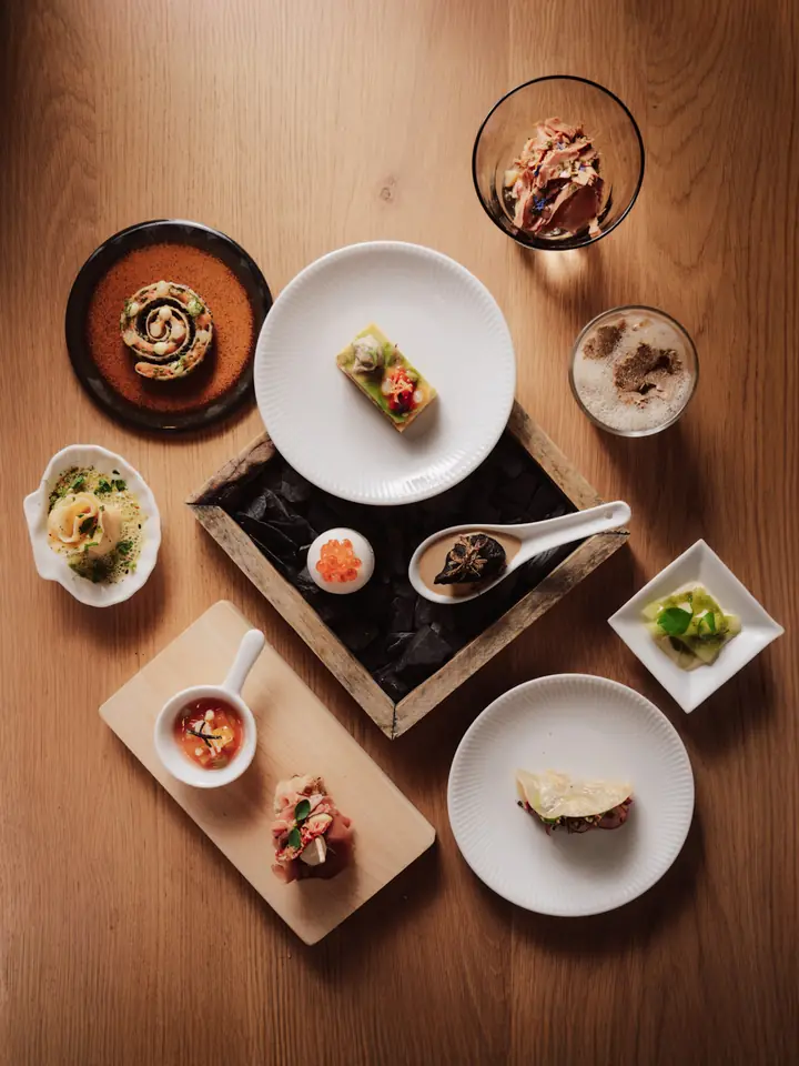 Amuse-Bouches auf einem Holztisch von oben