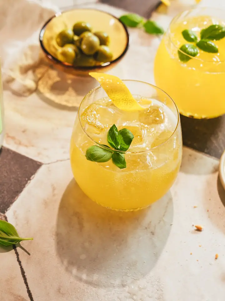 Freixenet 0,0 % mit zwei Drinks mit Zitrone und Basilikum