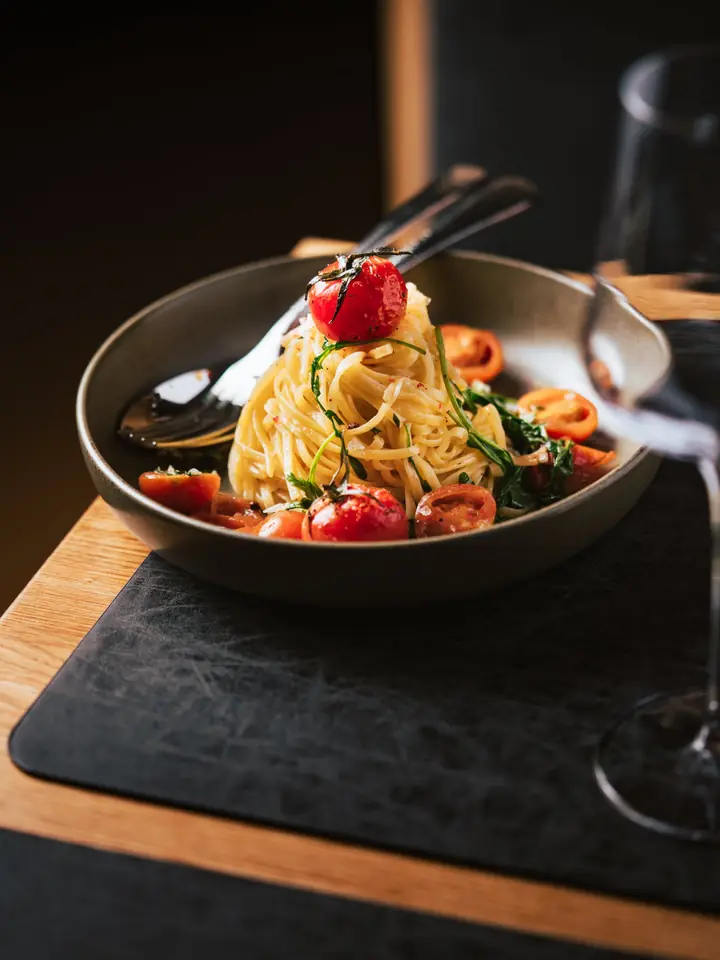 Pasta mit Kirschtomaten und Rucola am Platz